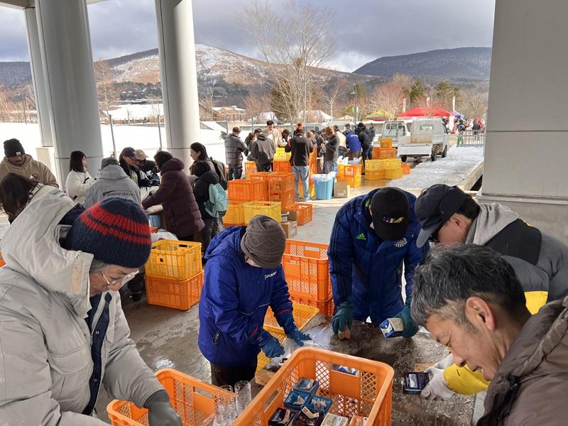 アイスキャンドル開封作業-1